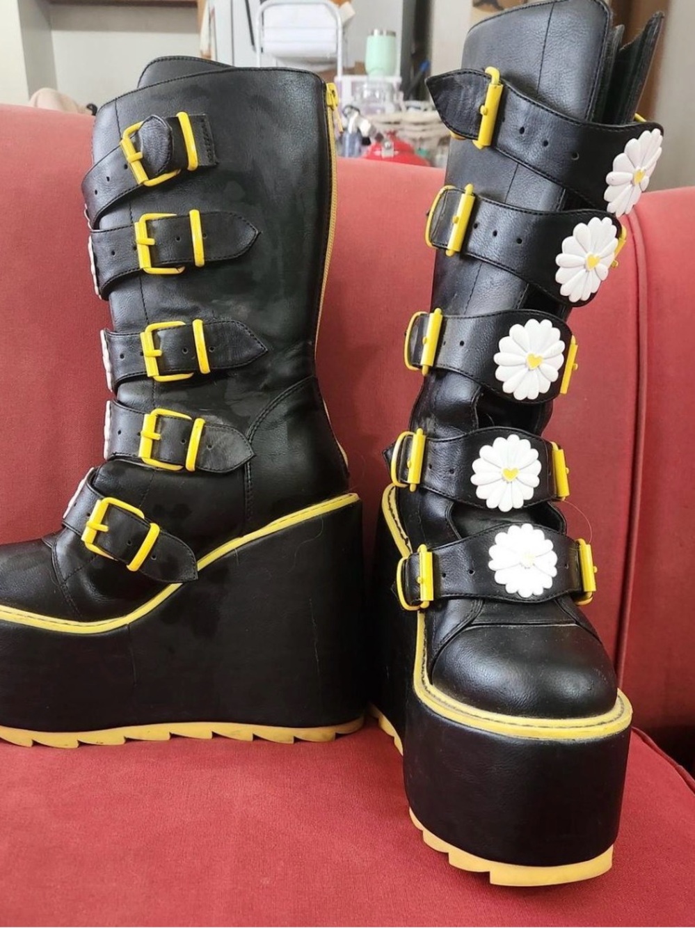 YRU daisy dunes. Platform boots